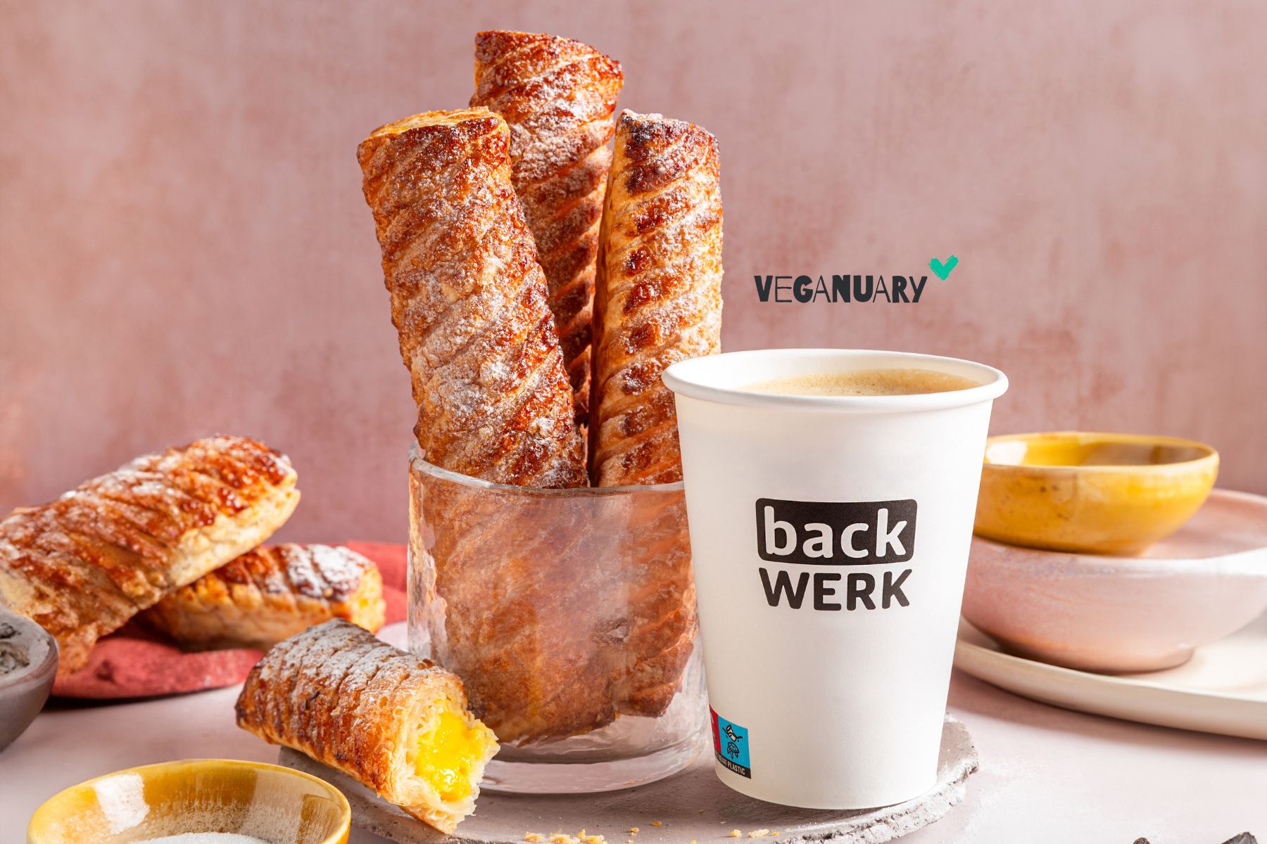 Die perfekte Kombi: Eine Vanillestange und ein Kaffee,  beides 100% pflanzlich erhältlich.