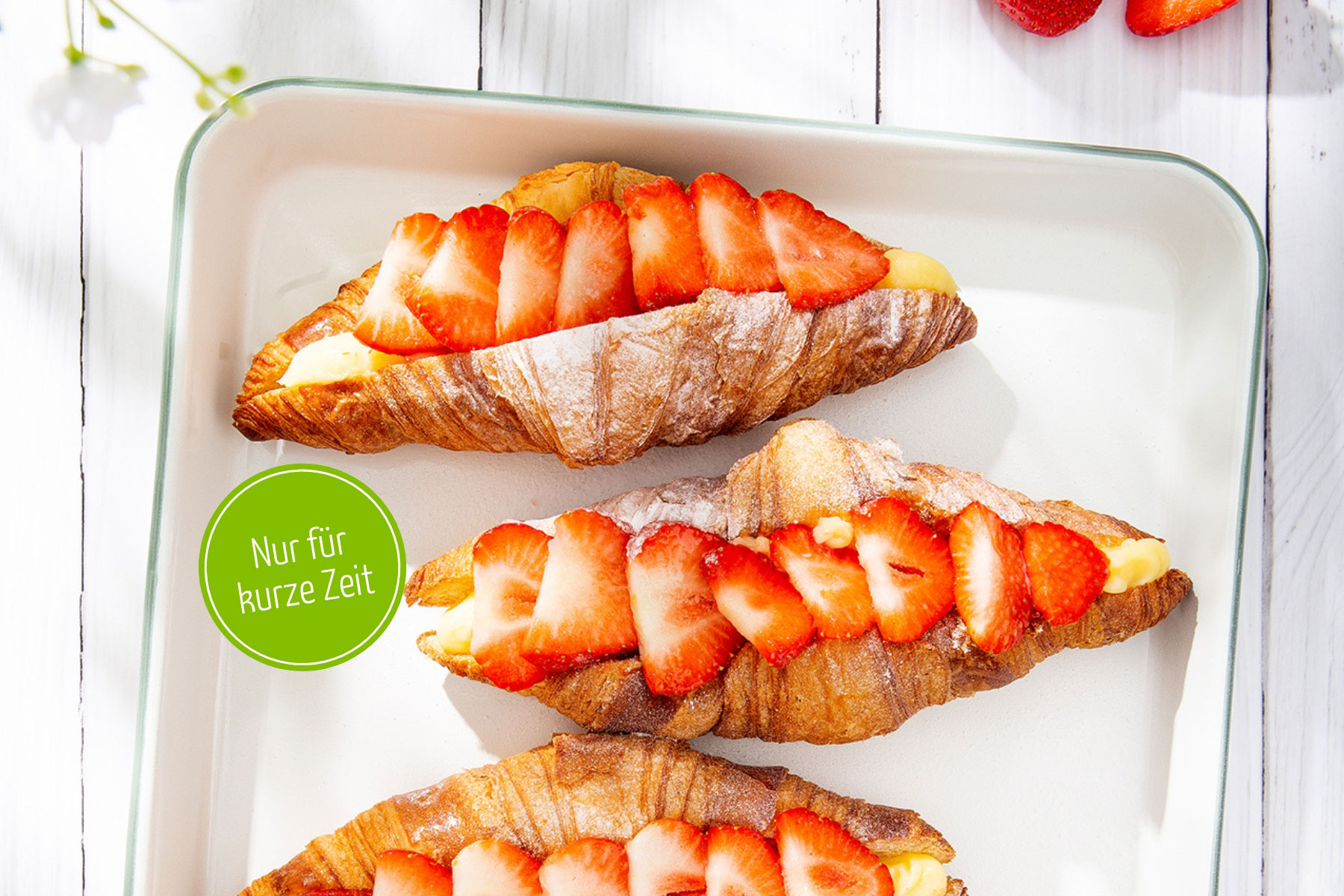 ERDBEERZEIT: Probier unser Erdbeer-Croissant und geniesse das fruchtig-süsse Geschmackserlebnis.