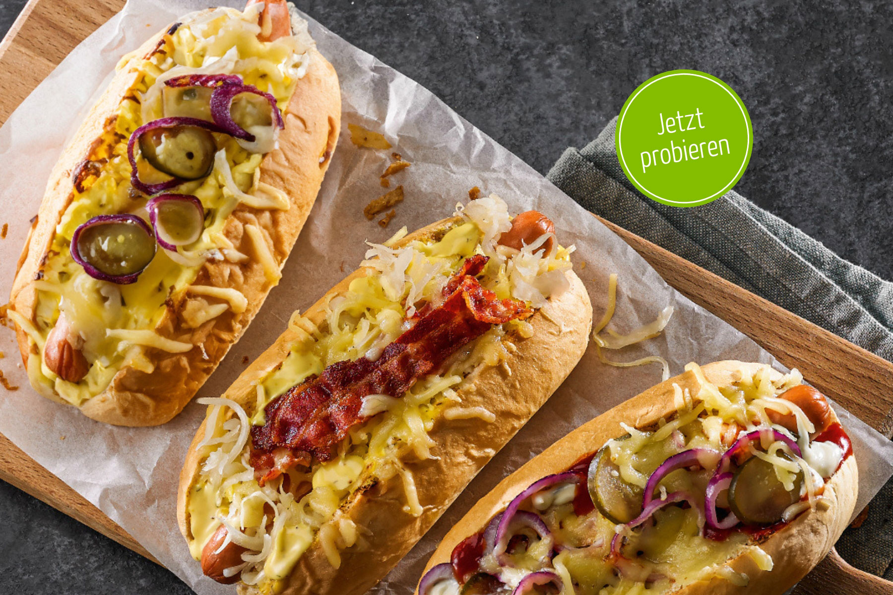 HEISSHUNGER?: Gönn dir unsere Hot Dogs – erhältlich in den Varianten Classic oder Bacon.  