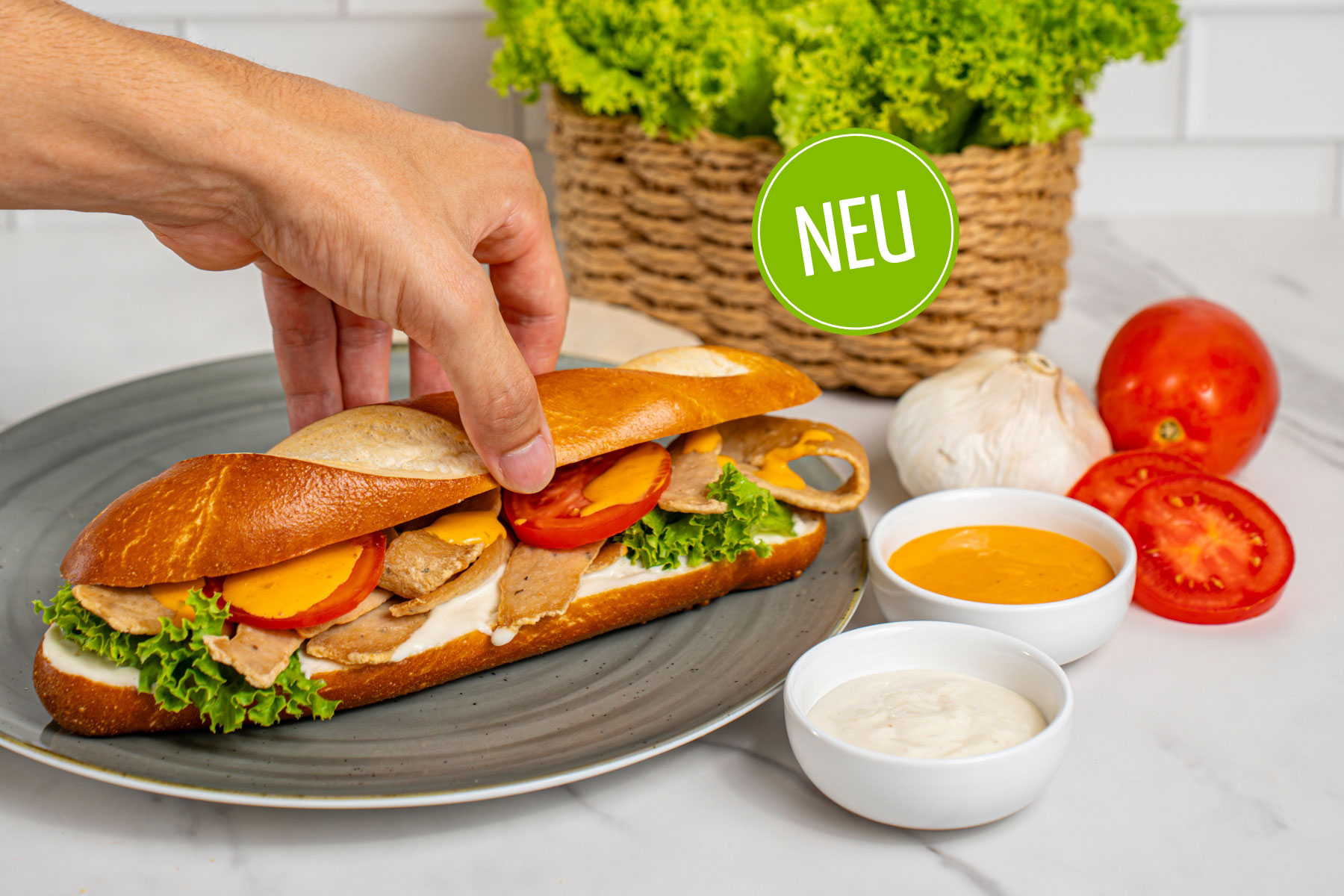 LUST AUF LAUGE?: Gönn dir unser neues Laugenbaguette mit Poulet-Kebab. 